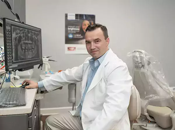 Стоматолог Руслан Семчишин Light DENTIST Touch - Стоматологи в Атланте