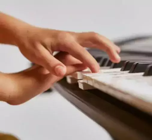 Анна, Уроки Музыки - Уроки игры на музыкальных инструментах в Денвере